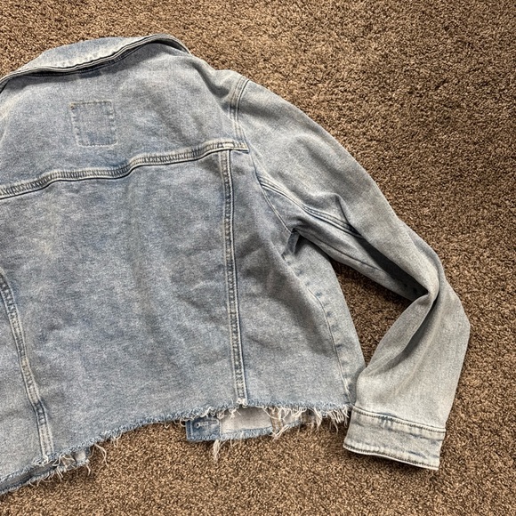 Hollister Women’s Xl but fits Large Light Wash Distressed Denim Jacket EUC - Picture 11 of 11